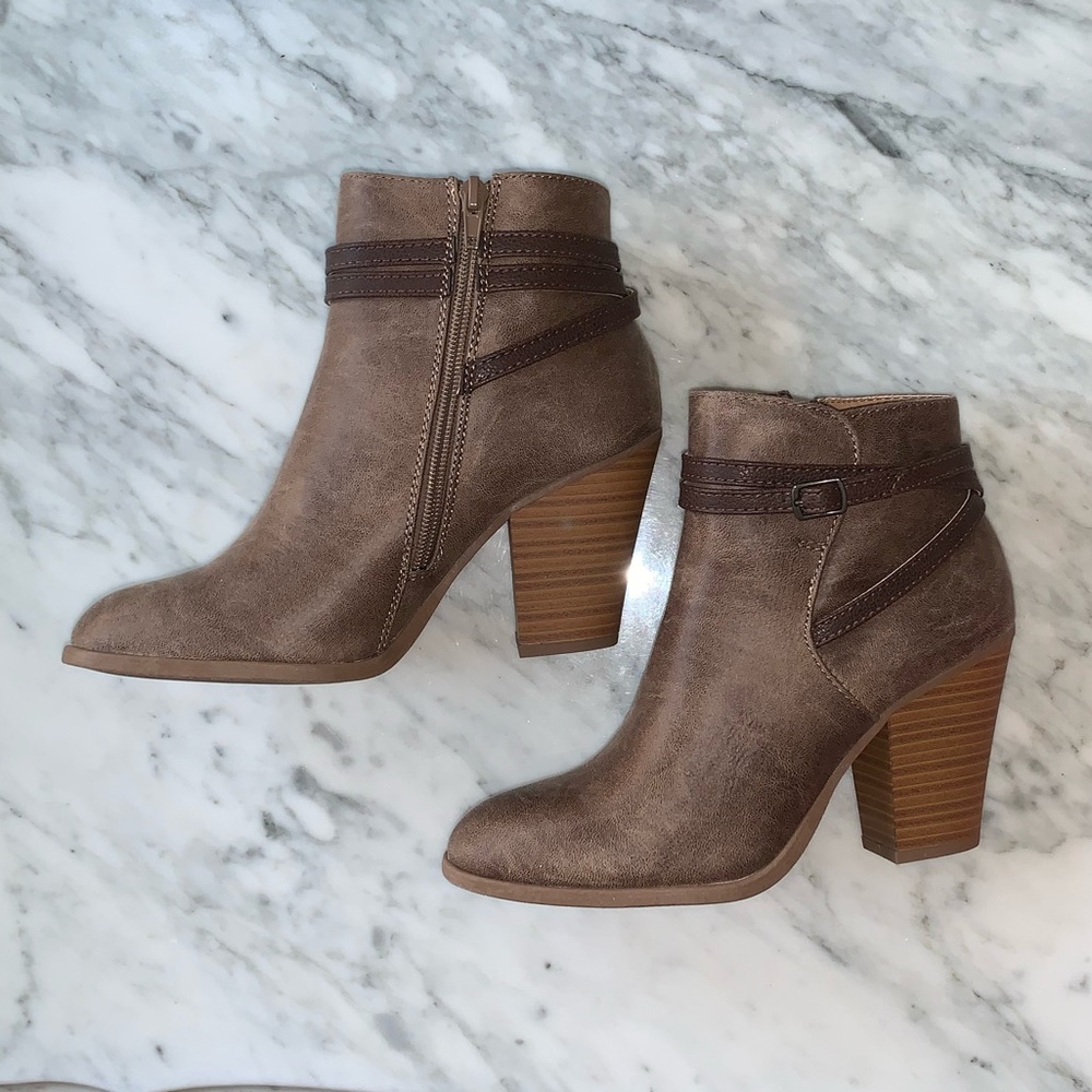 NEW Just Fab Womens 7.5 Galinah Taupe Heel Boots